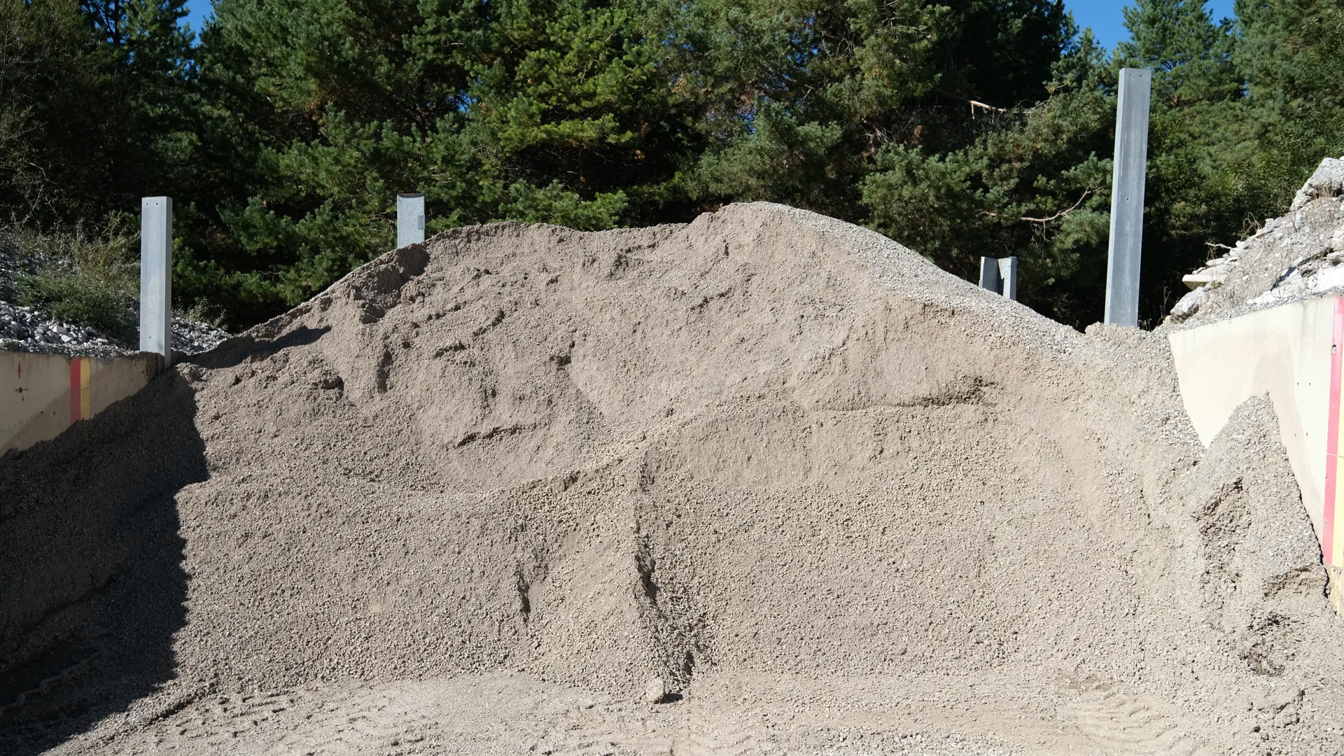 Feinkörniges graues Material zwischen zwei Betonwänden